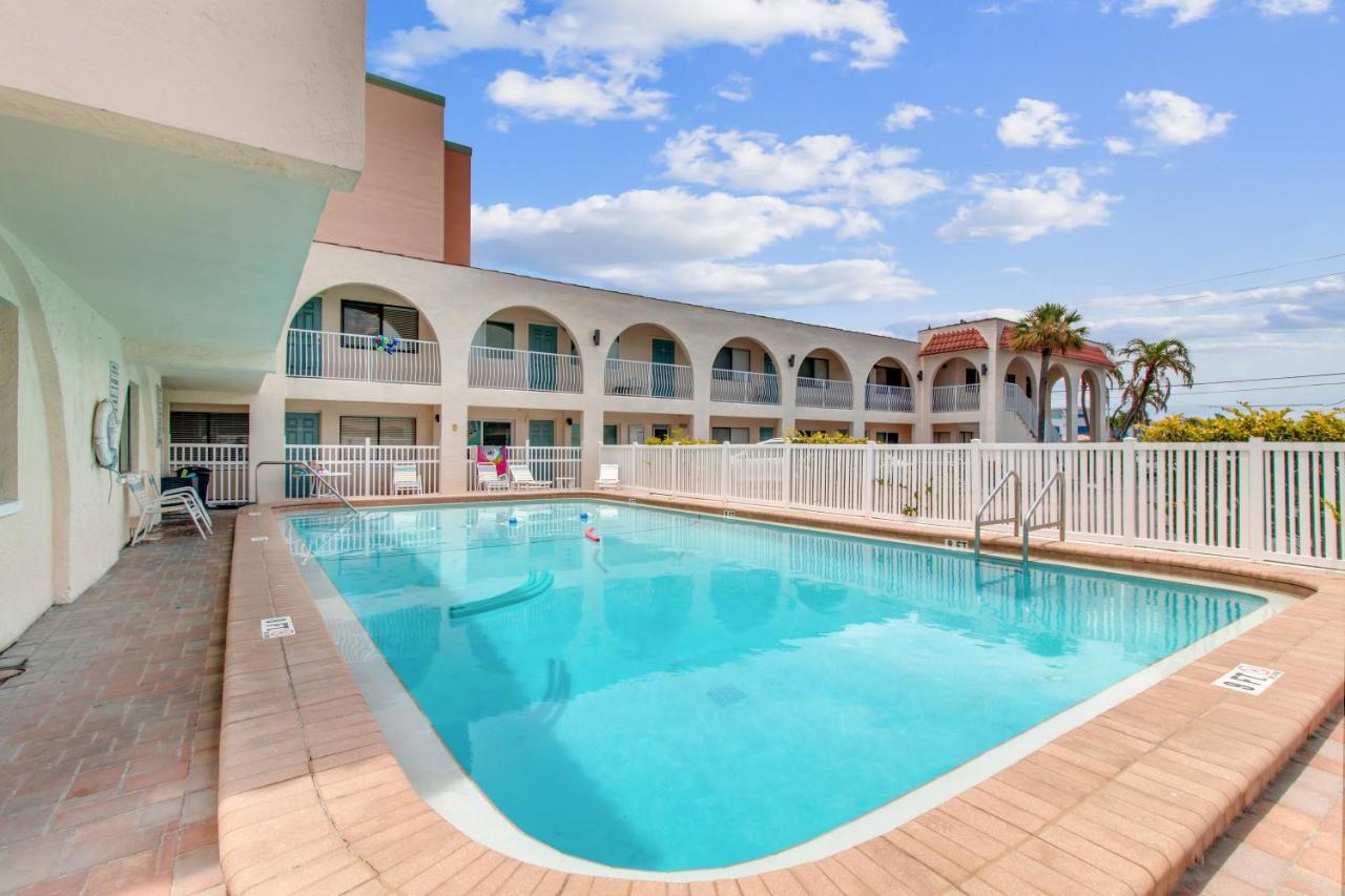 Redington Surf Resort By Travel Resort Services St. Pete Beach Bagian luar foto