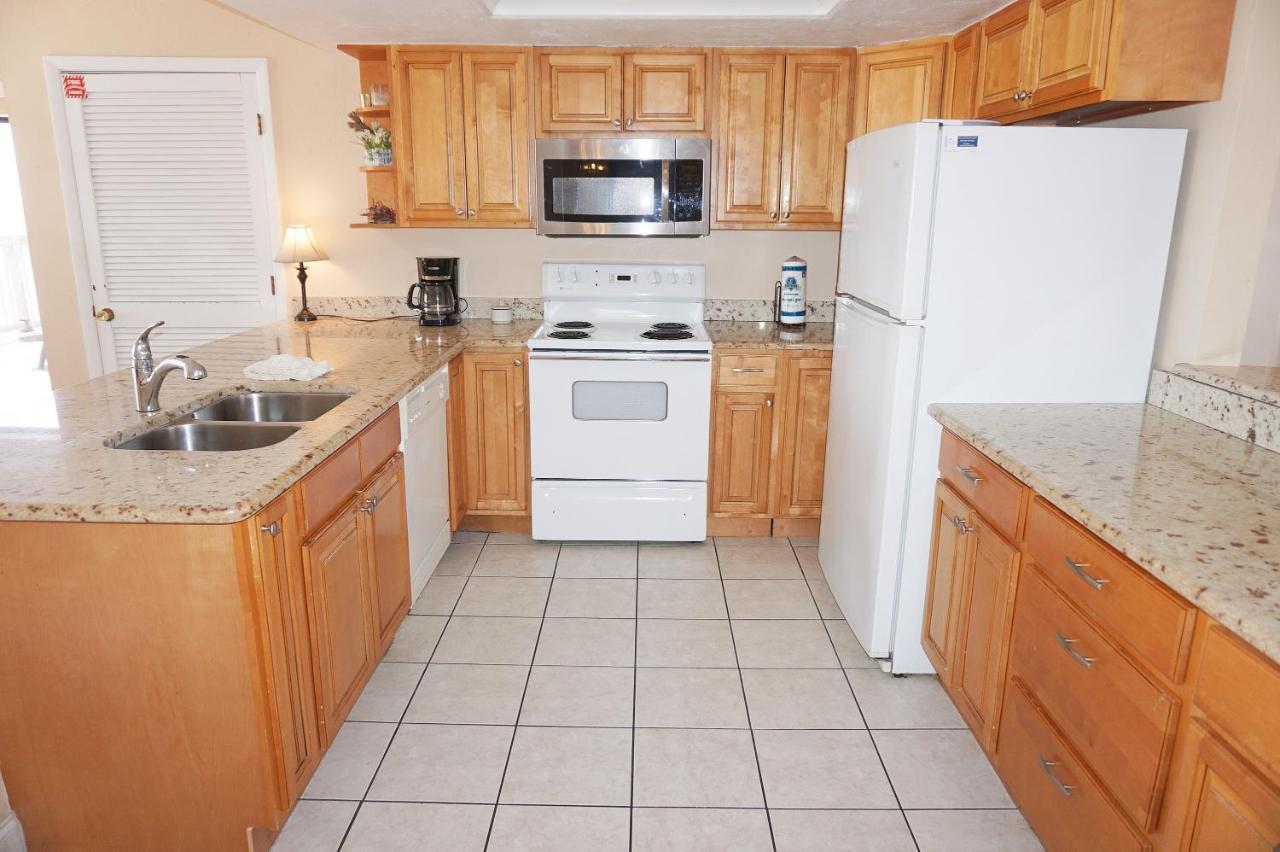 Redington Surf Resort By Travel Resort Services St. Pete Beach Bagian luar foto