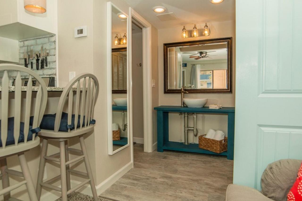 Redington Surf Resort By Travel Resort Services St. Pete Beach Bagian luar foto