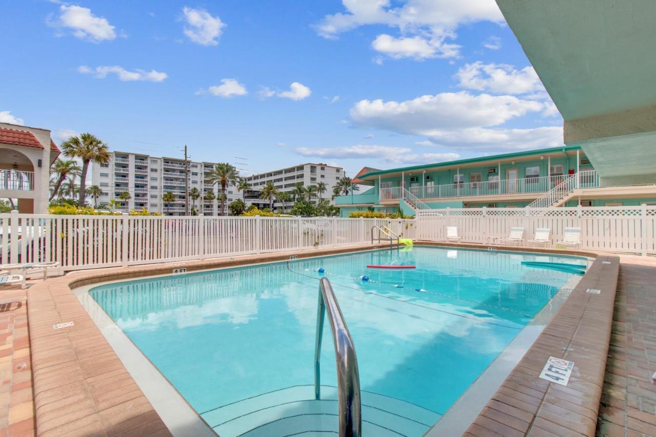 Redington Surf Resort By Travel Resort Services St. Pete Beach Bagian luar foto